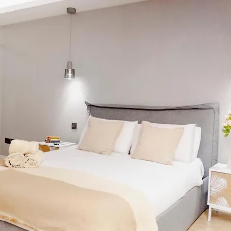 Designer Sea View In Location Apartment *