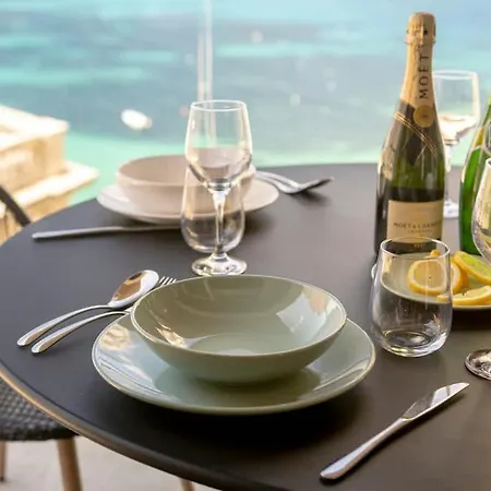 Designer Sea View In Location