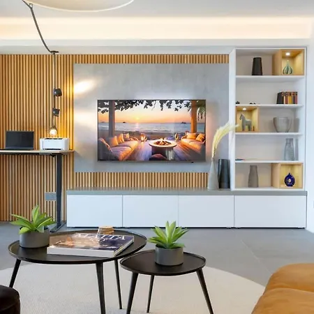 Designer Sea View In Location